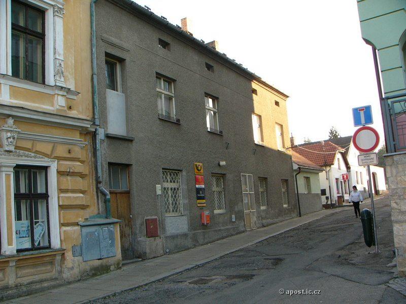 Pošta Votice - Nerudova ulice s poštou v lednu 2008